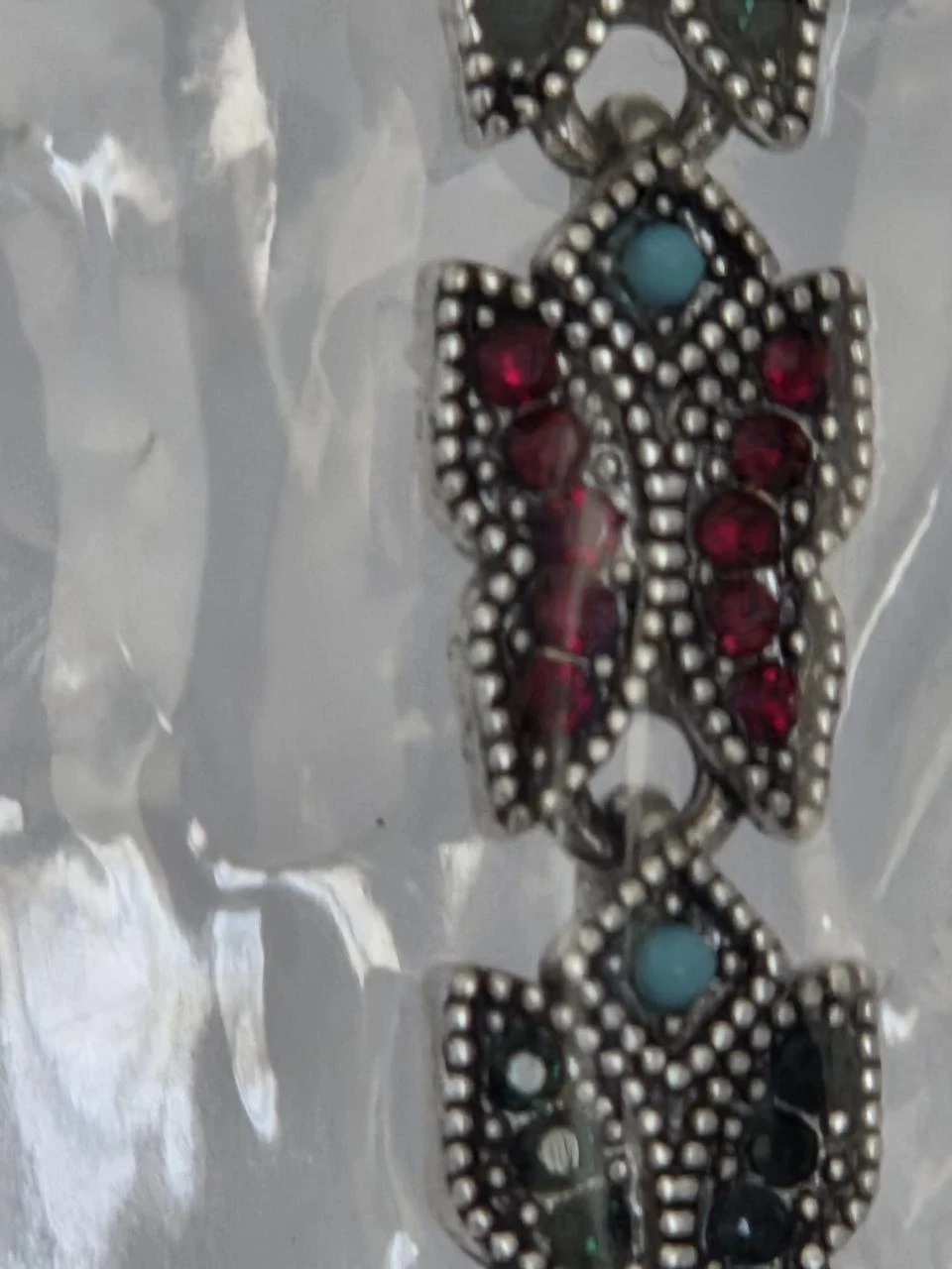 Bracelet papillons argenté avec strass multicolores – Style bohème